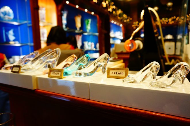 ディズニー ガラスの靴 販売場所 値段 サイズ シーでも買える 東京ディズニーランド シー旅行の攻略ブログ Tdrおとく旅