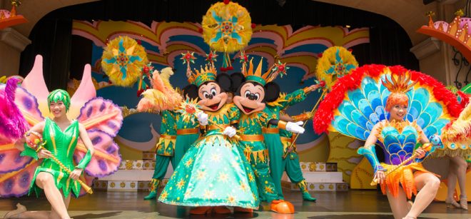 ゴージャスな衣装で踊るダンサーとミキミニ