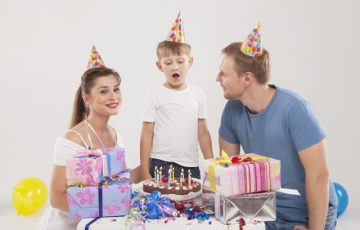 誕生日パーティーをする家族