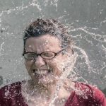 水しぶきがかかった女性